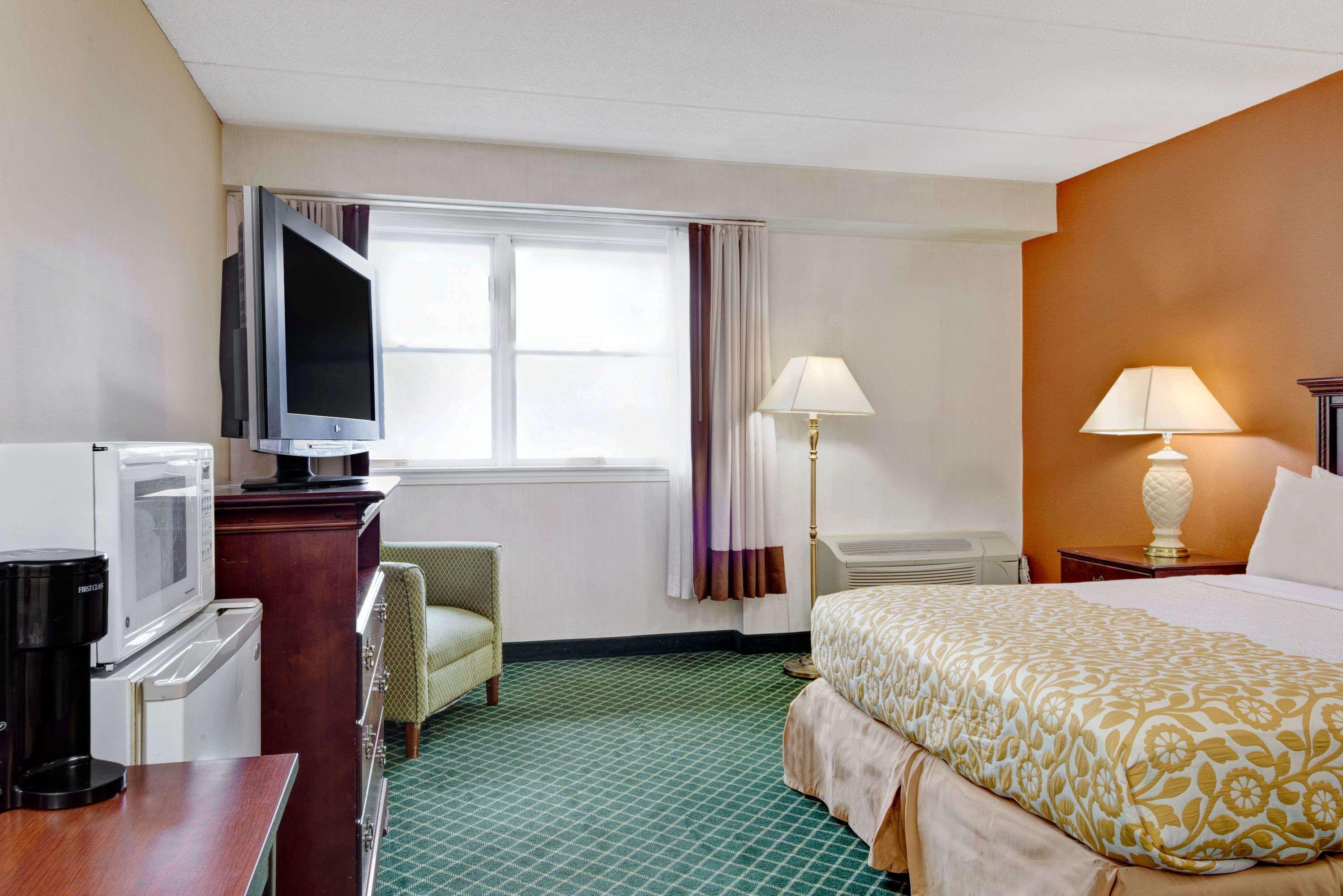 Days Hotel By Wyndham Methuen Ma Conference Center Bagian luar foto