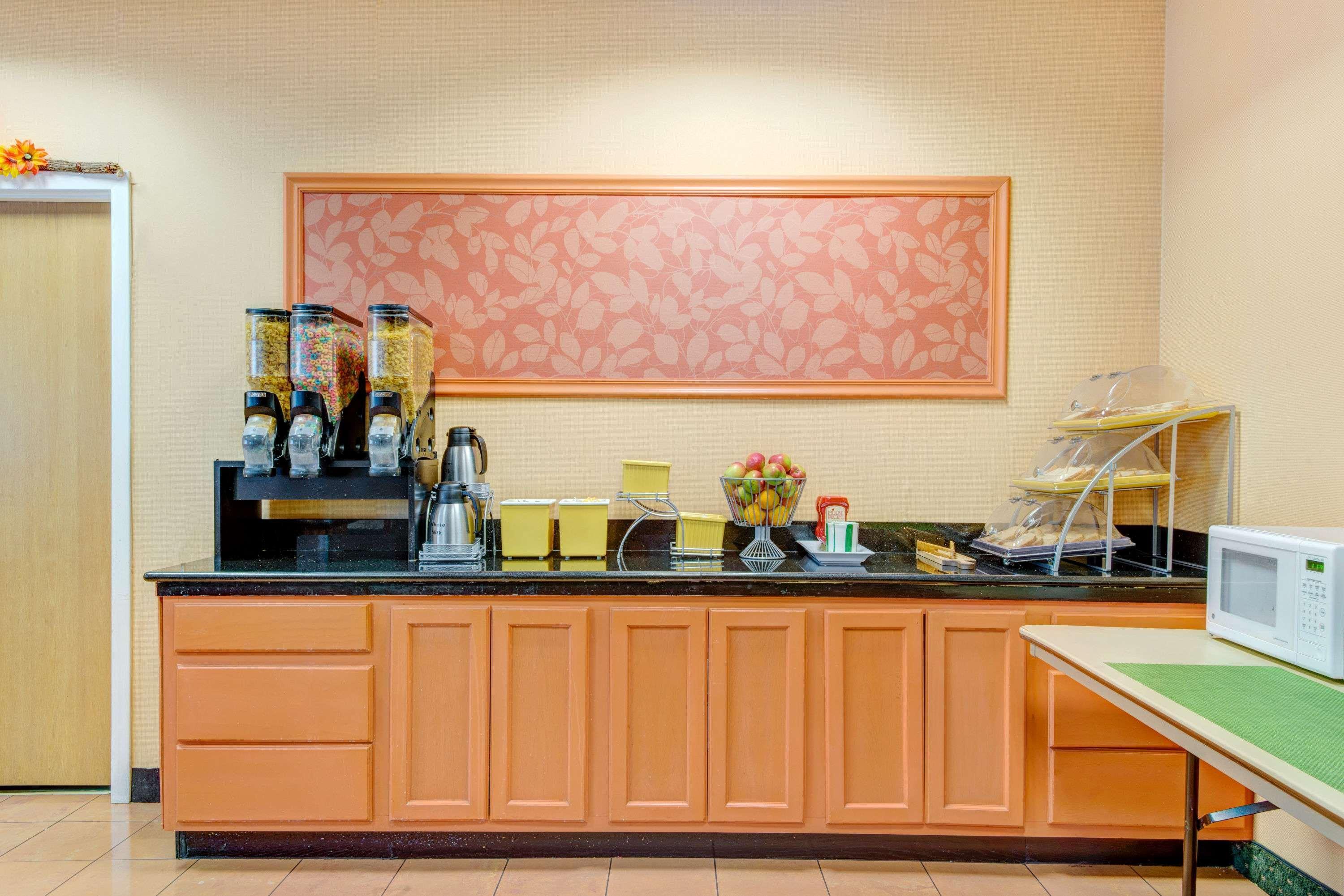 Days Hotel By Wyndham Methuen Ma Conference Center Bagian luar foto