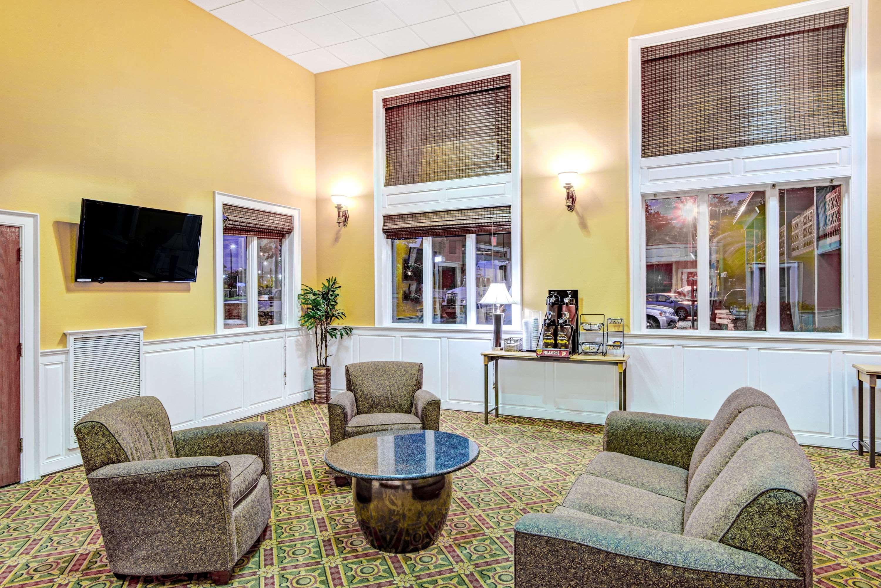 Days Hotel By Wyndham Methuen Ma Conference Center Bagian luar foto