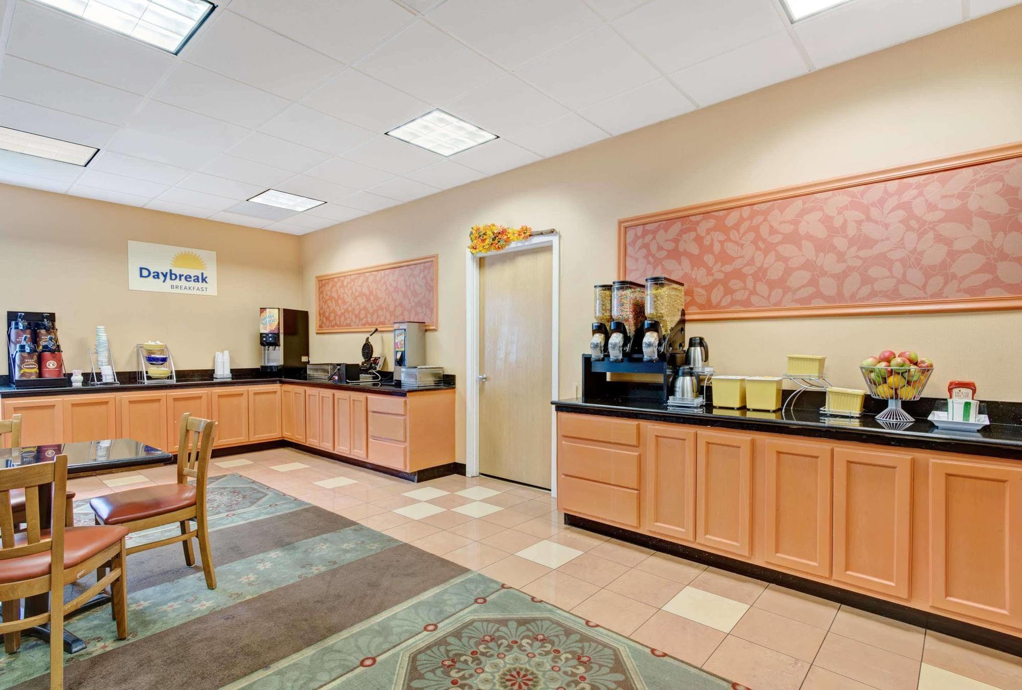 Days Hotel By Wyndham Methuen Ma Conference Center Bagian luar foto