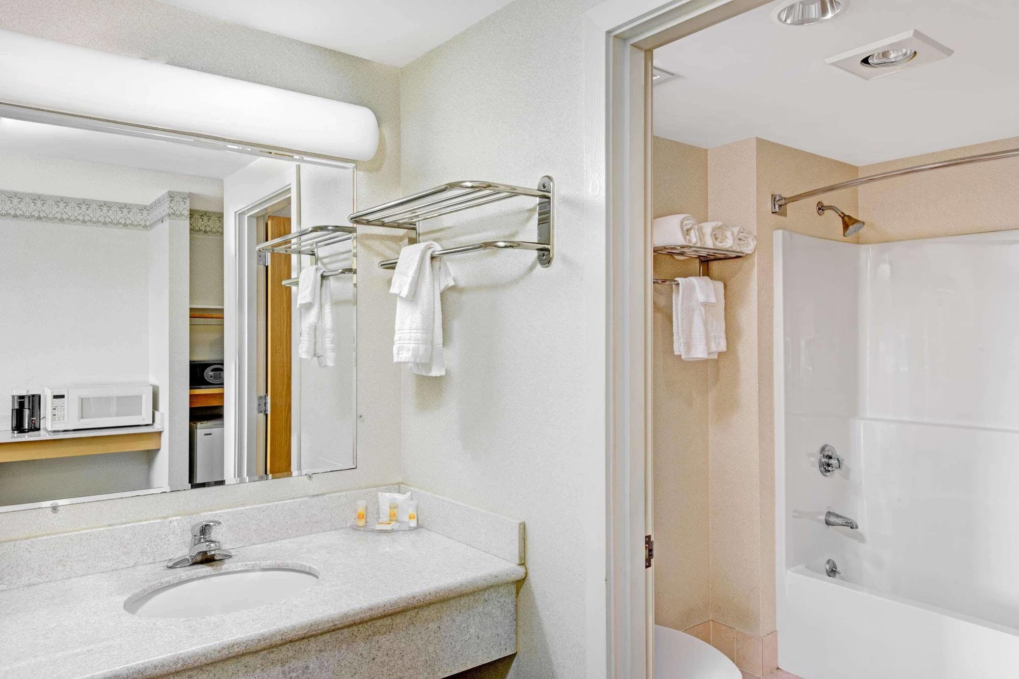Days Hotel By Wyndham Methuen Ma Conference Center Bagian luar foto